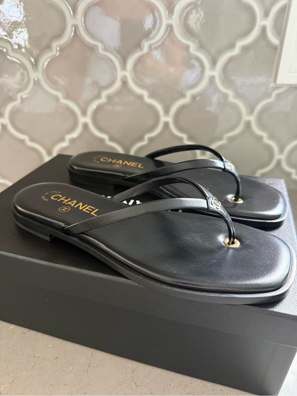 BNWT Chanel 26A Black Goatskin Leather Thongs Shoes Size 38